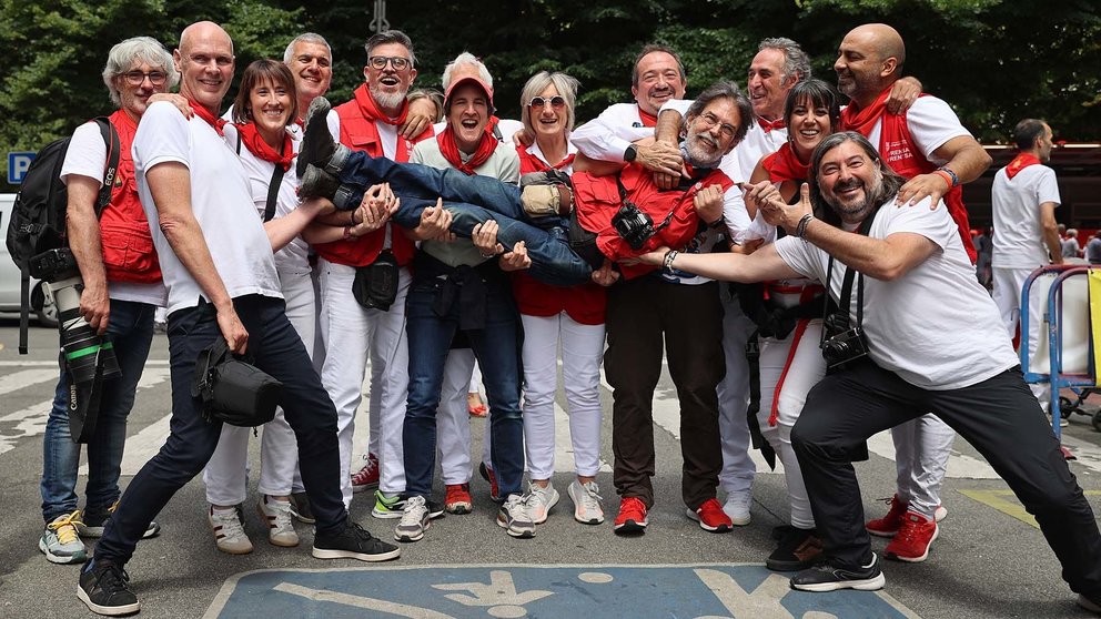 El veterano fotógrafo colombiano de la agencia Asociated Press (AP) Alvaro Barrientos (Medellín, 1956), recibe la despedida de sus compañeros en sus últimos Sanfermines antes de la jubilación después de 40 años en el foco de la fiesta. EFE/Villar López