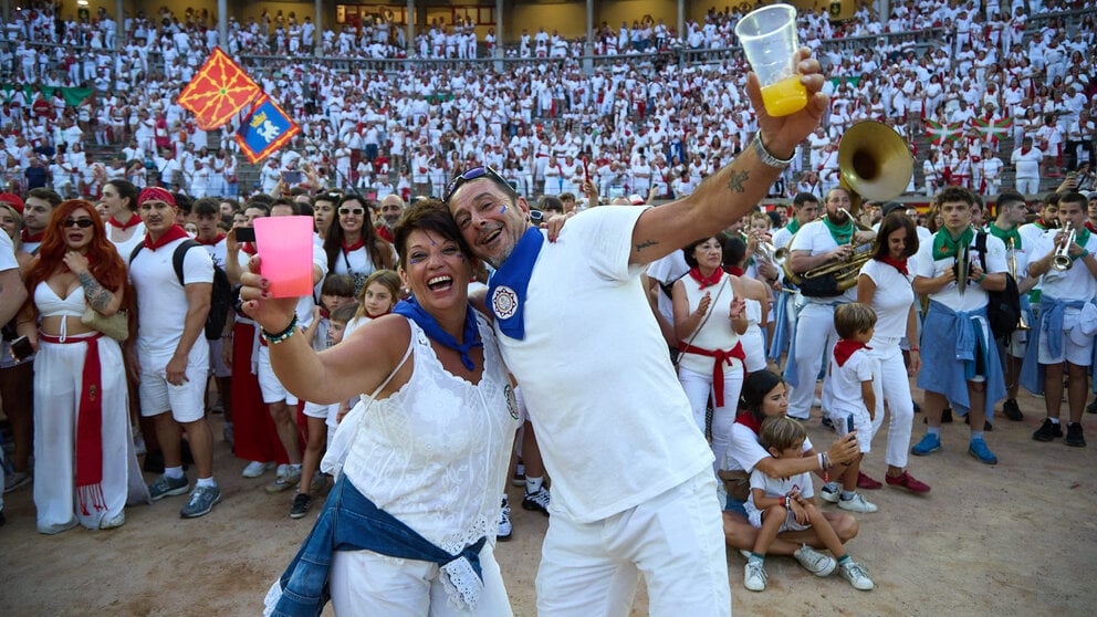 Despedida de las peñas en la Plaza de Toros de Pamplona en el último día de las fiestas de San Fermín de 2024. IÑIGO ALZUGARAY