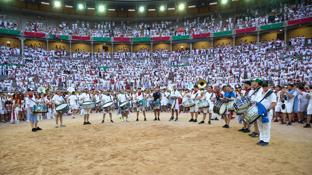 Despedida de las peñas en la Plaza de Toros de Pamplona en el último día de las fiestas de San Fermín de 2024. IÑIGO ALZUGARAY