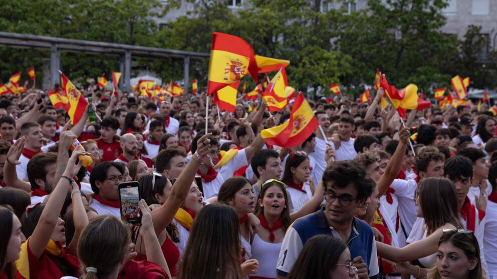 Cientos de personas disfrutan de la final de la Eurocopa en la plaza Yamaguchi. MAITE H. MATEO-23