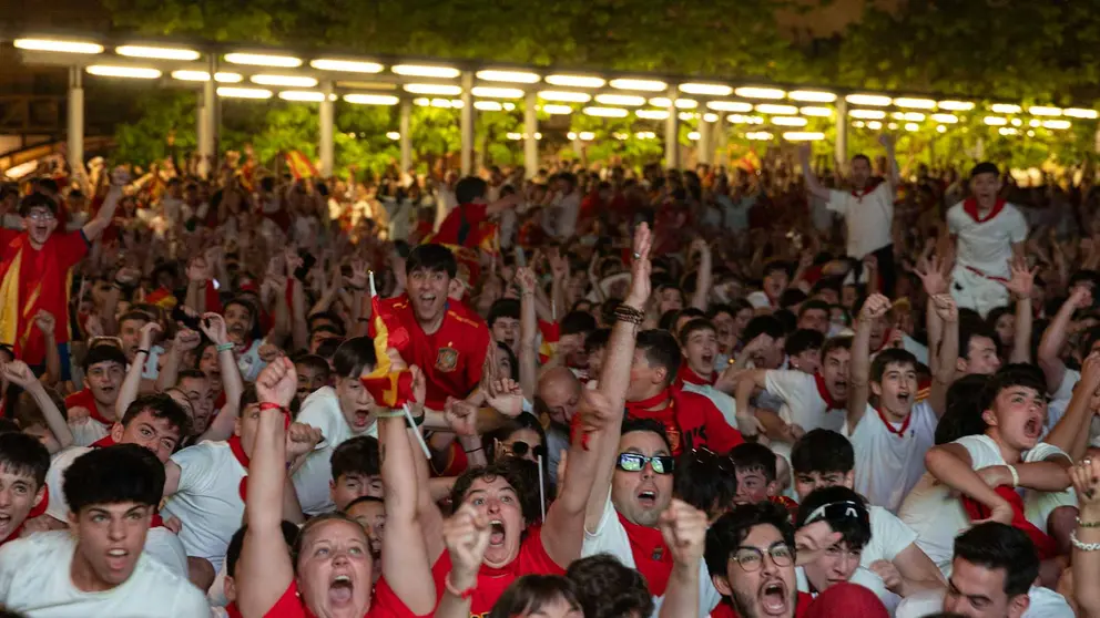 Cientos de personas disfrutan de la final de la Eurocopa en la plaza Yamaguchi. MAITE H. MATEO-45