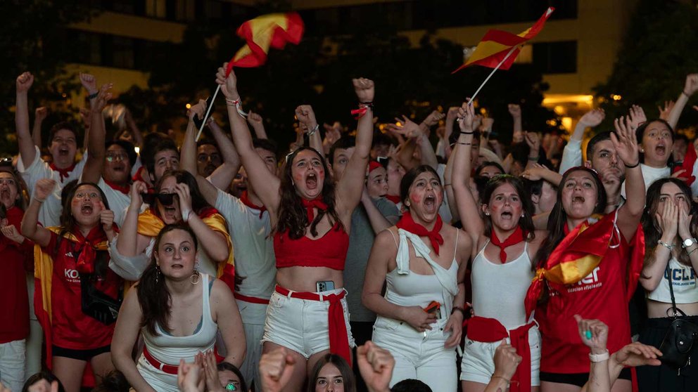 Cientos de personas disfrutan de la final de la Eurocopa en la plaza Yamaguchi. MAITE H. MATEO-52