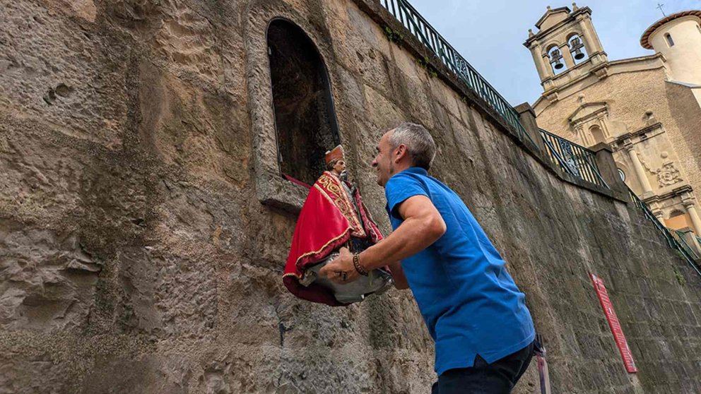 Un operario municipal devuelve la imagen de San Fermín a su hornacina en la Cuesta de Santo Domingo. AYUNTAMIENTO DE PAMPLONA