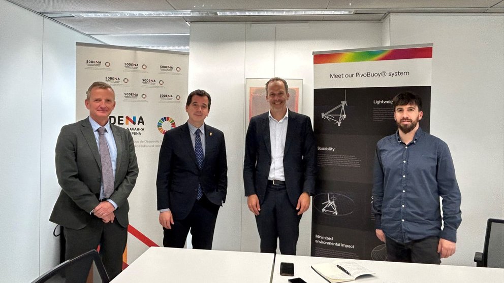 De izquierda a derecha, Iñaki Larraya Garayalde, Director Gerente de la Sociedad de Desarrollo de Navarra (Sodena), Mikel Ir~gital Empresarial del Gobierno de Navarra, Alex Raventos, CEO de X1 Wind, y Adrián Ol. CEDIDA