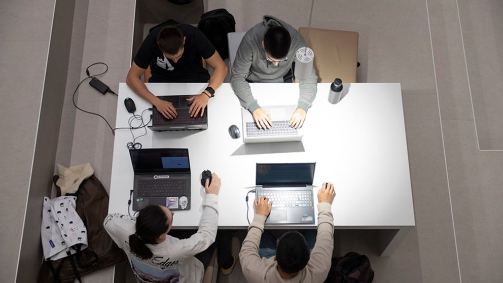 Trabajo colaborativo en el aula 09 bis (La Pecera) del Aulario del campus de Arrosadia de la UPNA. CEDIDA