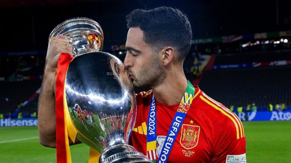 El jugador navarro Mikel Merino sostiene el trofeo de la Eurocopa. @mikelmerino