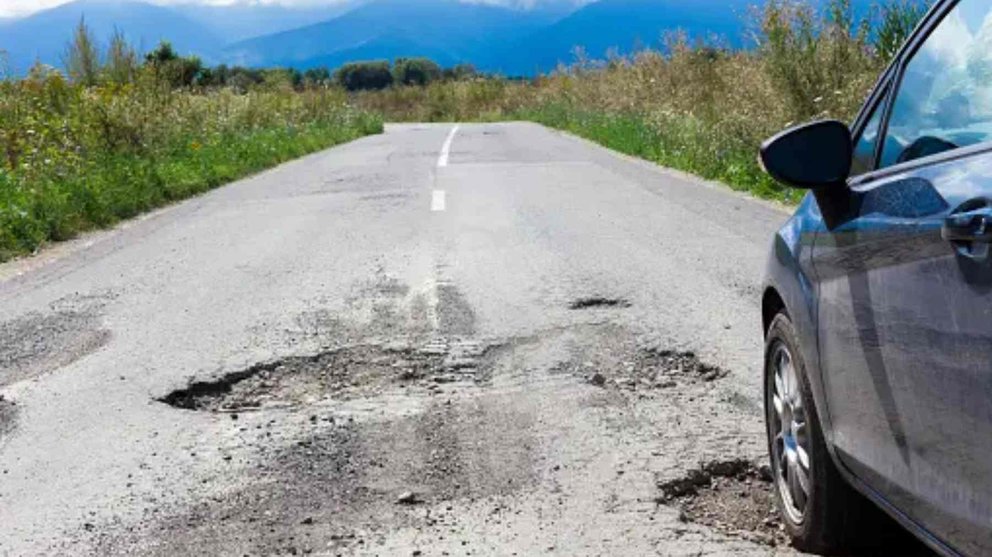 Carretera llena de baches. UNSPLASH