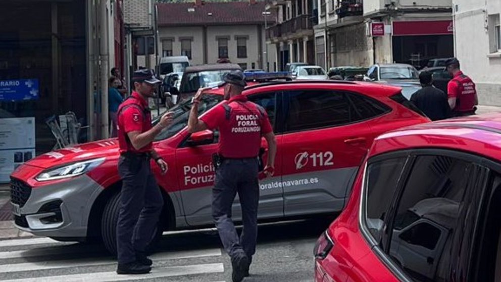 Una patrulla de la Policía Foral en la localidad de Alsasua donde han detenido a cuatro personas por tráfico de drogas. POLICÍA FORAL