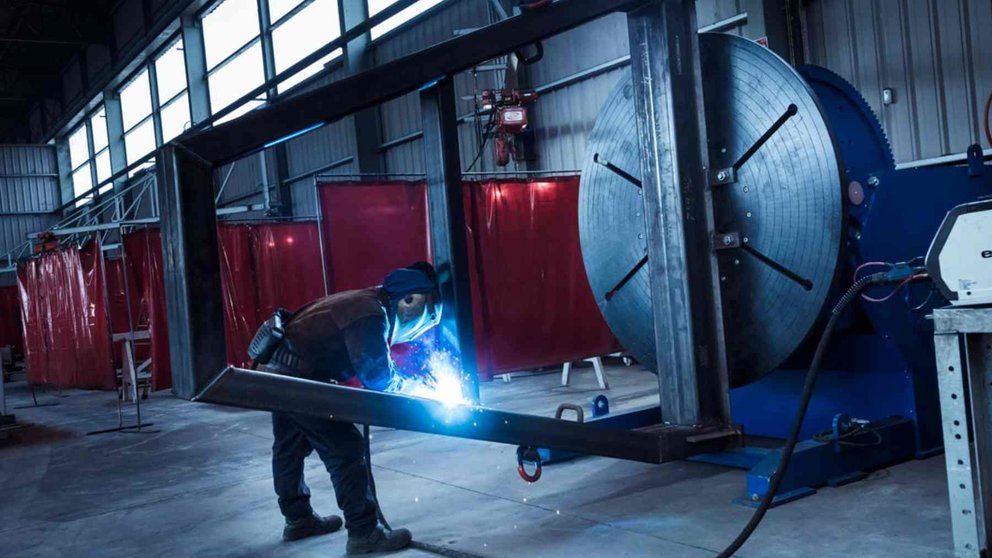 Un trabajador de EPER en la fábrica de Cintruénigo. EPER