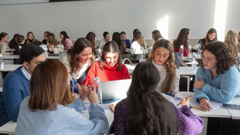 Un grupo de estudiantes participan en unas jornadas de selección organizadas por la Universidad de Navarra. CEDIDA