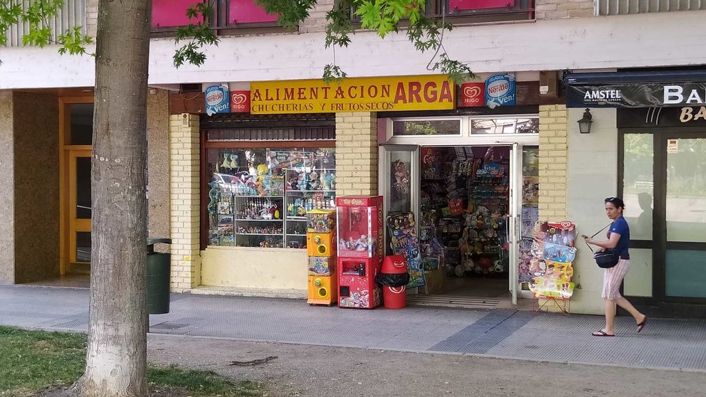 La fachada de la tienda Alimentación Arga en el barrio de Iturrama de Pamplona. NAVARRA.COM