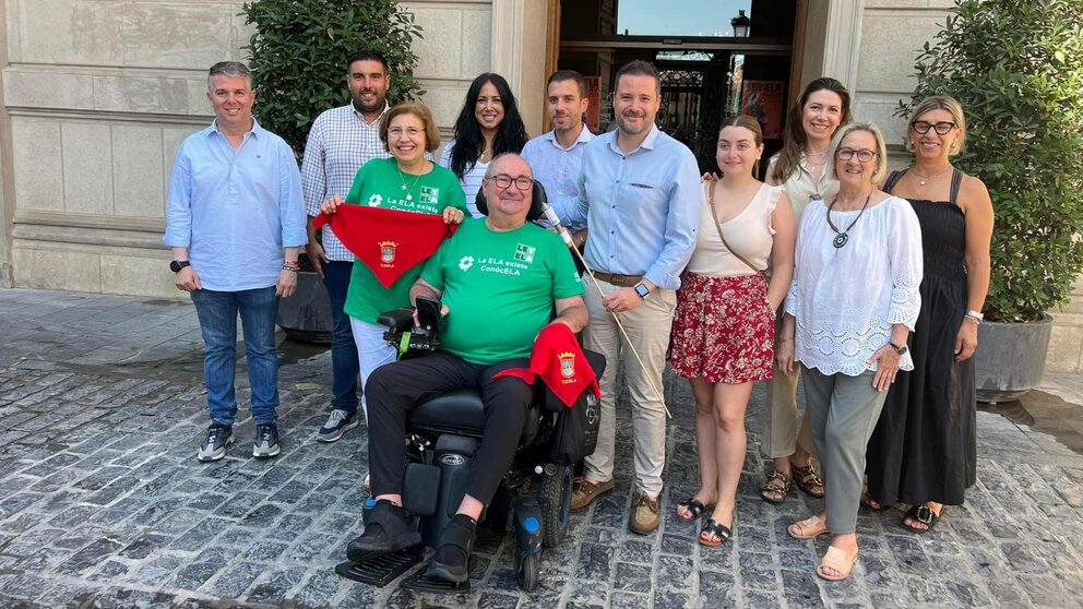 El tudelano Ángel Álava Lumbreras será el lanzador del cohete de las fiestas de Santa Ana 2024. En la imagen, junto con el alcalde, Alejandro Toquero, su mujer, Ana José Saso y el resto de ediles del equipo de Gobierno del consistorio de Tudela.