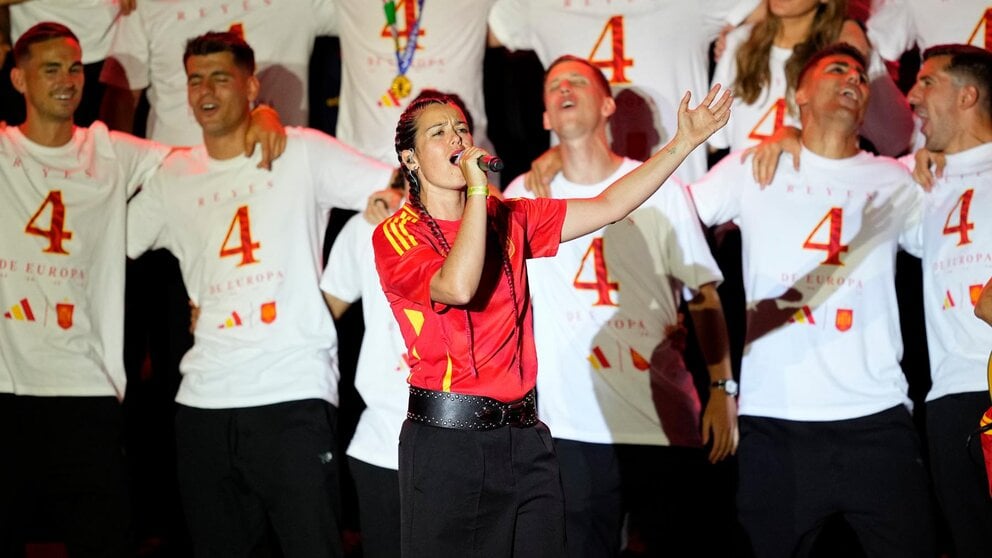 La cantante Isabel AAiún durante su actuación en la celebración de la Selección Española de Fútbol. Oscar J. Barroso / AFP7 / Europa Press