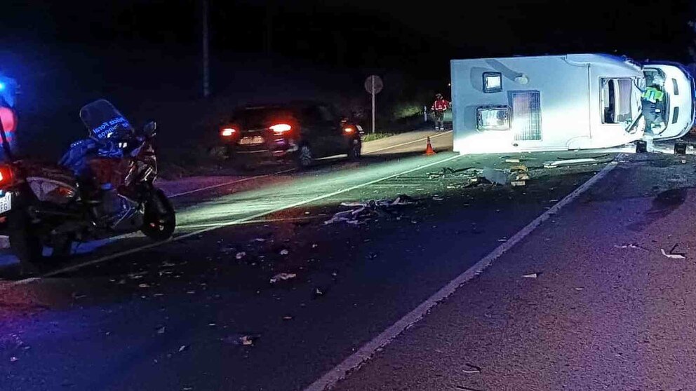 La autocaravana volcada sobre uno de sus laterales en la N-240 tras chocar contra un coche. GOBIERNO DE NAVARRA