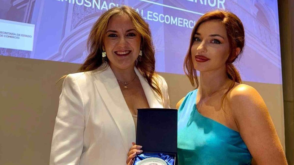 María Jesús Alonso y Sara Garaicoechea de Ensanche Área Comercial con el galardón del Ministerio de Comercio. ENSANCHE ÁREA COMERCIAL