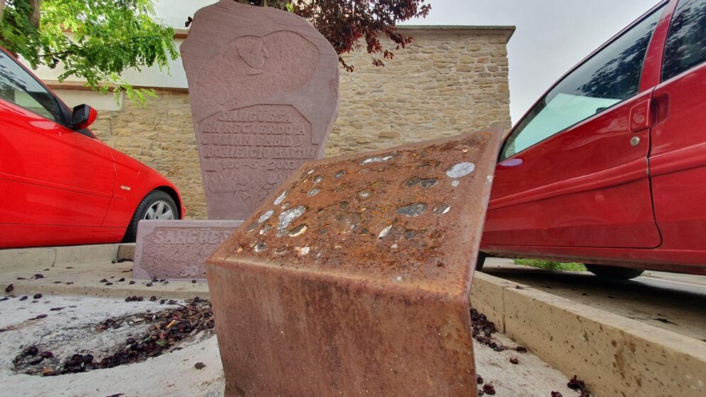 Atacan el monolito en recuerdo a dos policías asesinados en Sangüesa y arrancan su placa de recuerdo.