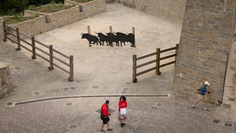 El elemento escultórico que repodruce el perfil de cinco toros realizado a escala real y que se encuentra en los corrales de Santo Domingo de Pamplona ha sido colocado al revés, una vez finalizadas las fiestas de San Fermín, en lugar de estar orientados hacia el recorrido del encierro. Esa estructura, junto con el resto de elementos de cerramiento de la carrera que se mantienen todo el año, ofrece a los turistas la posibilidad de fotografiarse con un elemento representativo de unas de las fiestas más internacionales. EFE/Villar López