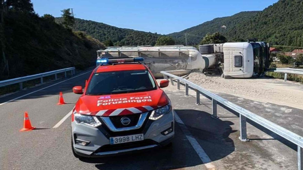 El camión volcado ocupa los dos sentidos de circulación. POLICÍA FORAL