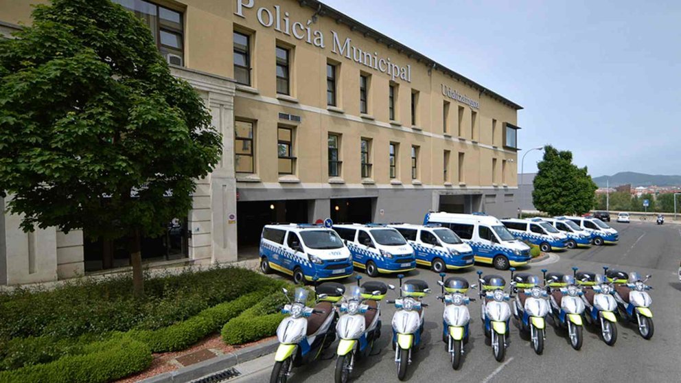 Furgones, coches y motos de policía a las puertas de la sede de la Policía Municipal. POLICÍA MUNICIPAL DE PAMPLONA