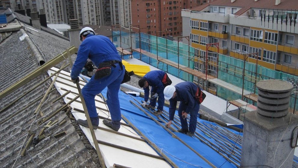 Varios trabajadores en una obra sobre un tejado. - GOBIERNO DE NAVARRA