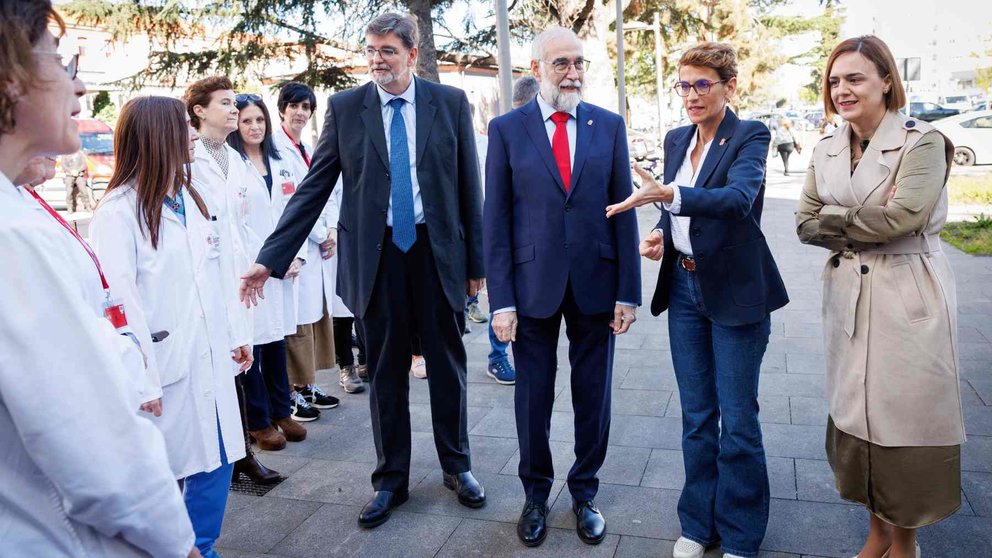 La presidenta de Navarra, María Chivite, acompañada de la delegada del Gobierno, Alicia Echeverría y del consejero de Salud, Fernando Domínguez,  durante la visita a la nueva unidad de Hemodinámica habilitada en el Hospital Universitario de Navarra (HUN). EFE/Villar López