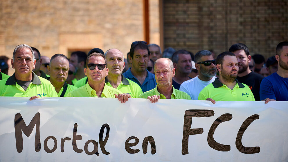 Trabajadores de FCC ofrecen una rueda de prensa por el fallecimiento de un trabajador en un accidente laboral y posteriormente participan en una concentración de protesta. PABLO LASAOSA