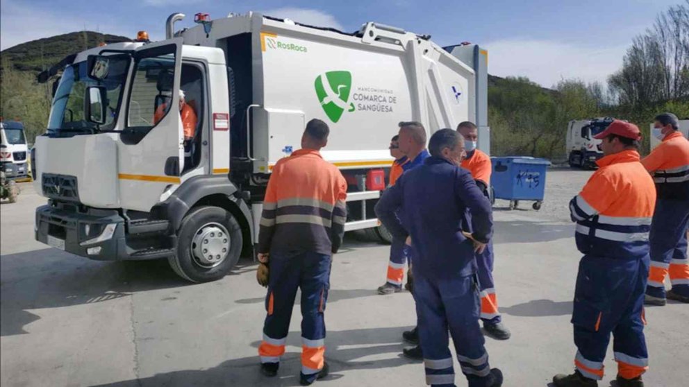 Trabajadores del servicio de recogida de basuras de la Mancomunidad de la Comarca de Sangüesa. MANCOMUNIDAD DE LA COMARCA DE SANGÜESA