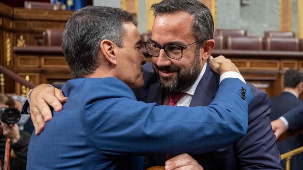 El senador navarro Javier Remírez se abraza al presidente del Gobierno, Pedro Sánchez. @javierremirez / Twitter