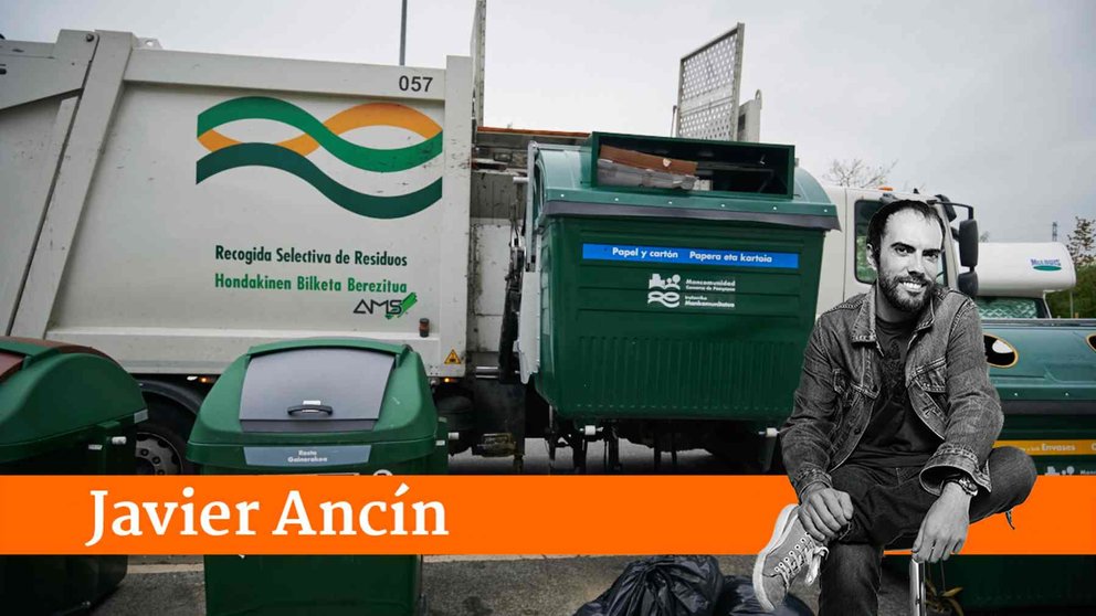 Un camión de basura vacía un contenedor. PABLO LASAOSA