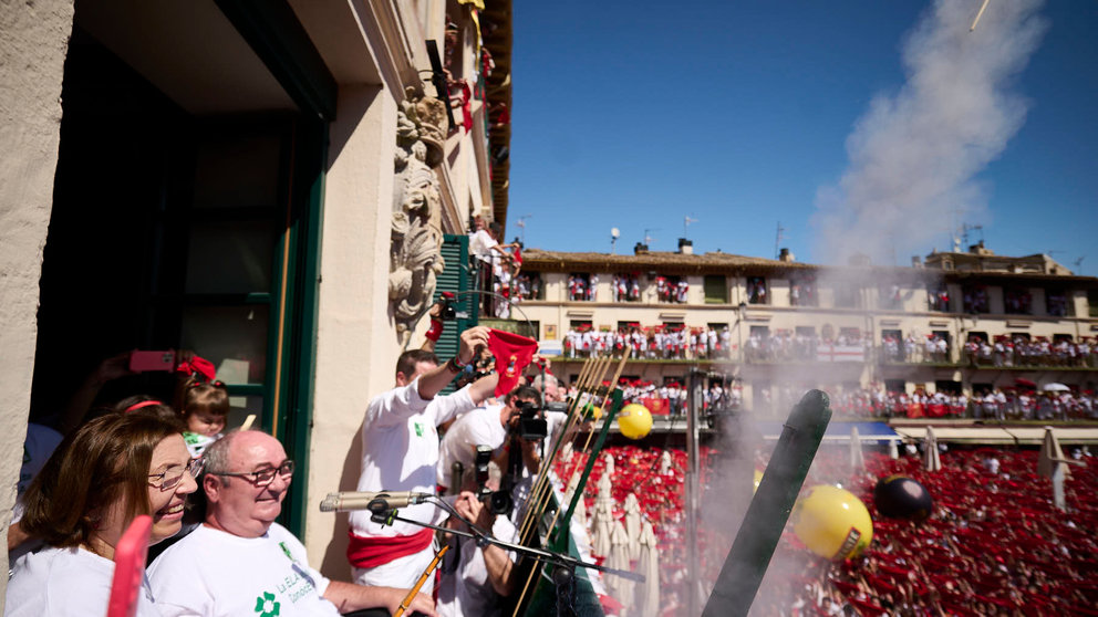 Lanzamiento del cohete que da inicio a las fiestas de Santa Ana 2024 en Tudela a cargo de Ángel Álvaro, enfermo de ELA. PABLO LASAOSA