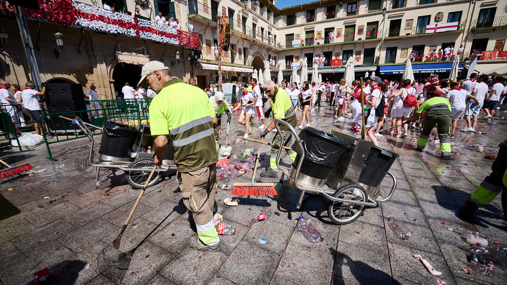 Lanzamiento del cohete que da inicio a las fiestas de Santa Ana 2024 en Tudela a cargo de Ángel Álvaro, enfermo de ELA. PABLO LASAOSA