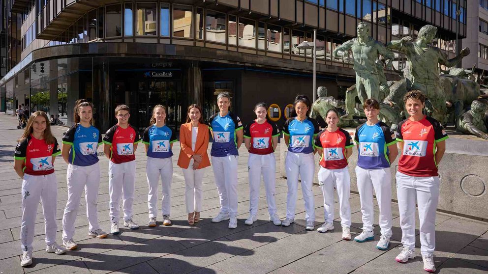 Participantes en ‘Udara CaixaBank’, el I campeonato de verano de Pelota a
Mano Femenina. LA CAIXA