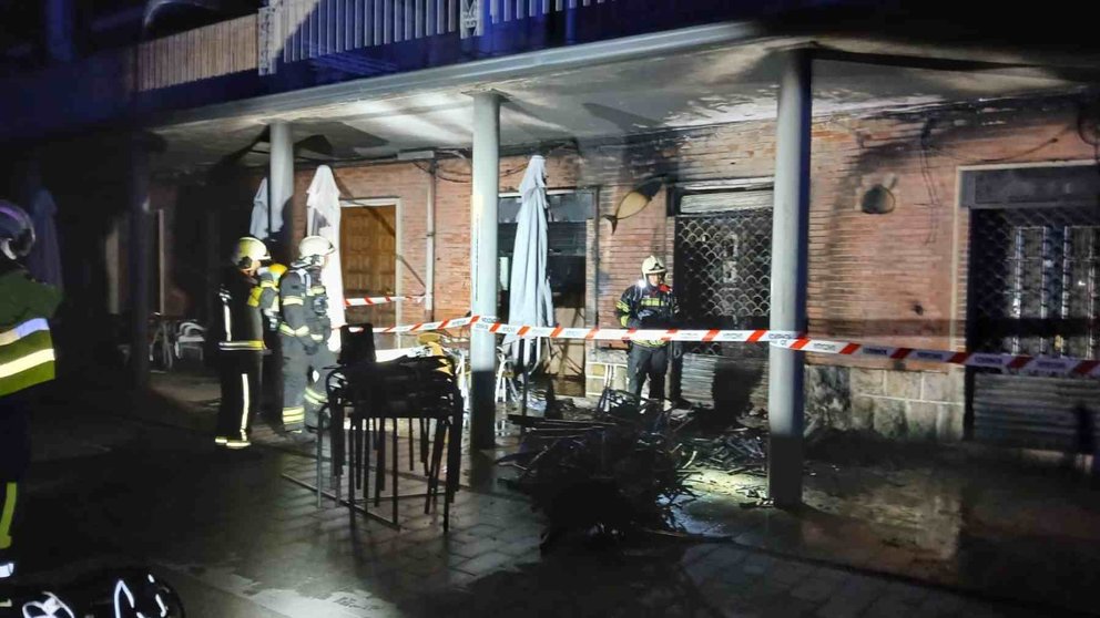 Los bomberos han extinguido las llamas del incendio en la terraza de un bar de la plaza Tomás Zumalacárregui de Alsasua. BOMBEROS DE NAVARRA