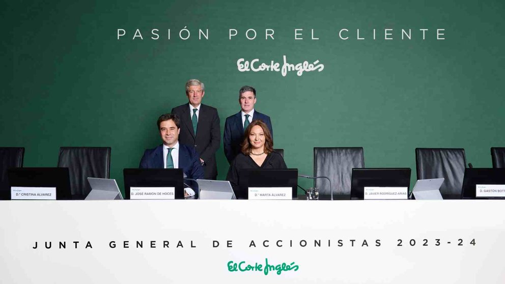 El nuevo consejero delegado de El Corte Inglés, Gastón Botazzini, de pie detrás de Marta Álvarez / EL CORTE INGLÉS