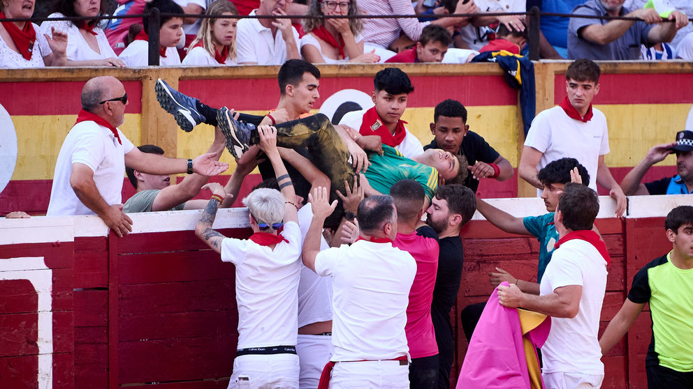 Suelta de vaquillas de la ganadería Hermanos Ganuza de Artajona en fiestas de Tudela 2024. PABLO LASAOSA