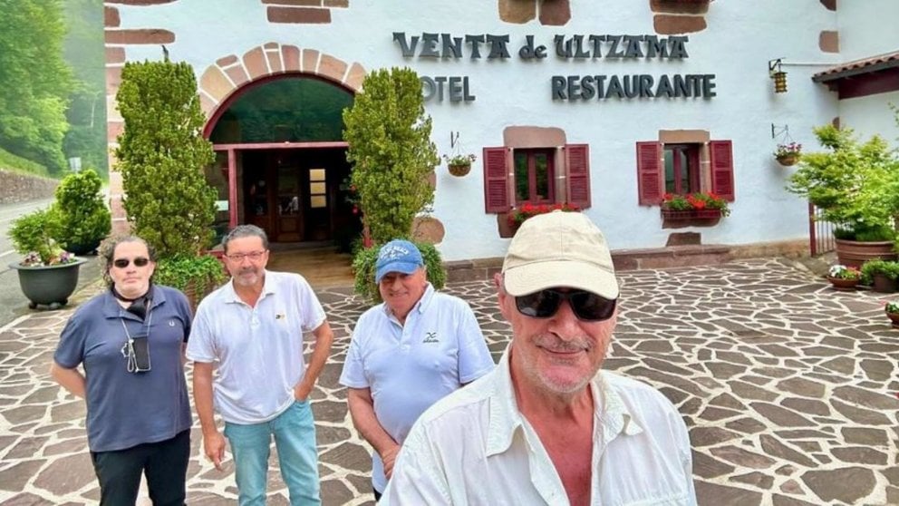 El periodista Carlos Herrera, con la foto que ha colgado en sus redes en el Hotel restaurante Venta de Ulzama, en Navarra.