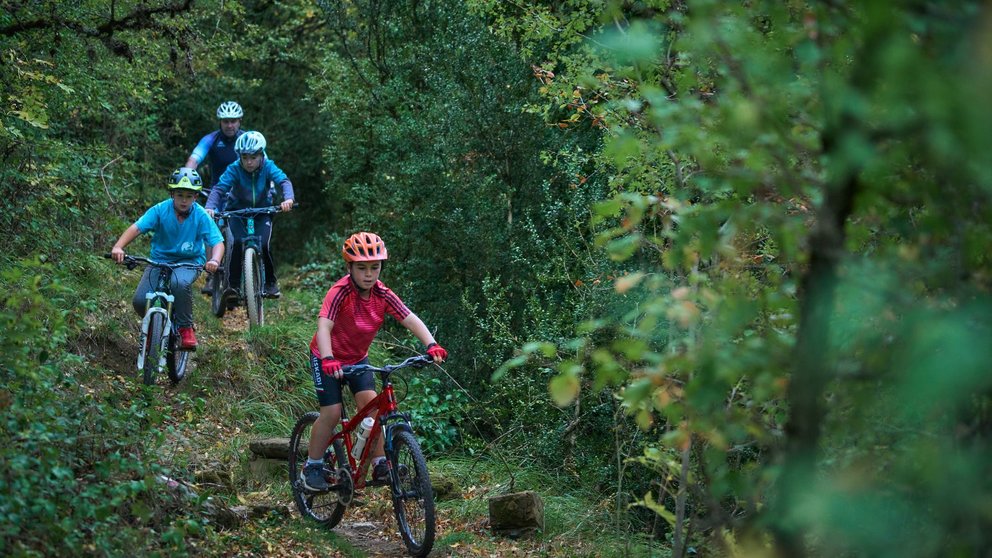 Varios ciclistas disfrutando de una ruta en bicicleta por la montaña de Navarra. CEDIDA