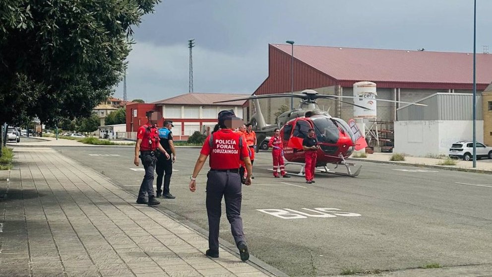 Momento de la evacuación del herido en helicóptero. POLICÍA FORAL