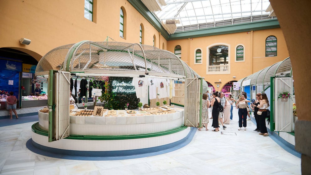 La consejera de Derechos Sociales, Economía Social y Empleo, Carmen Maeztu, visita los nuevos puestos abiertos en el Mercado de Santo Domingo de Pamplona gracias al programa de emprendimiento del Servicio Navarro de Empleo. PABLO LASAOSA