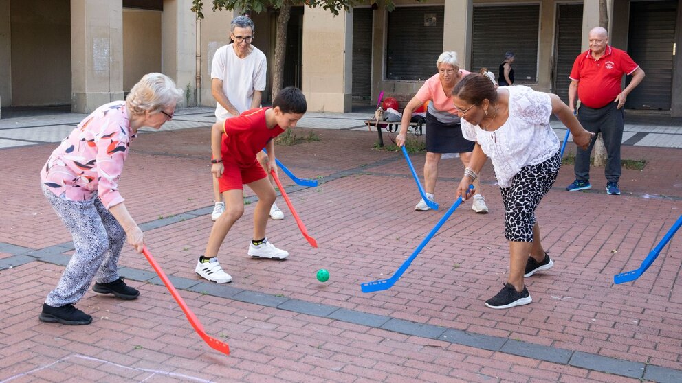 Pequeños y mayores disfrutan por igual en las olimpiadas intergeneracionales. AYUNTAMIENTO DE PAMPLONA