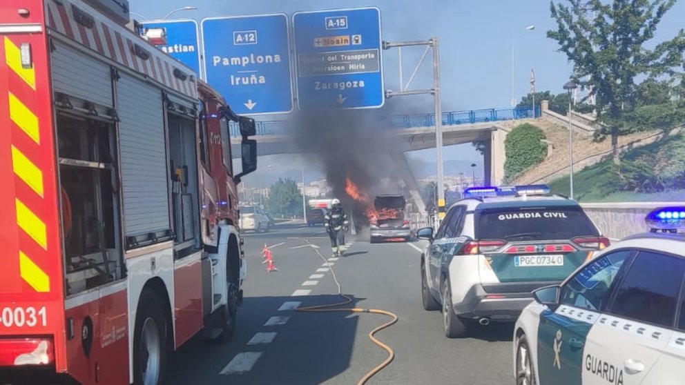 Arde un coche en Zizur Mayor en la entrada de la A-12 a Pamplona.