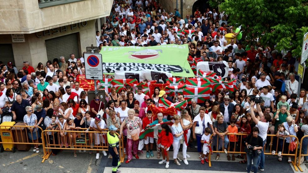 Un grupo de abertzales se congrega en la puerta del Ayuntamiento de Estella en el chupinazo de las fiestas. IÑIGO ALZUGARAY