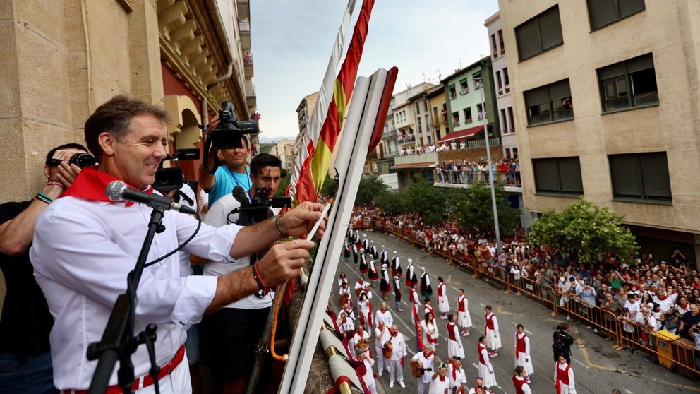 Pablo Hermoso de Mendoza lanza el cohete en el chupinazo que inicia las fiestas de Estella. IÑIGO ALZUGARAY