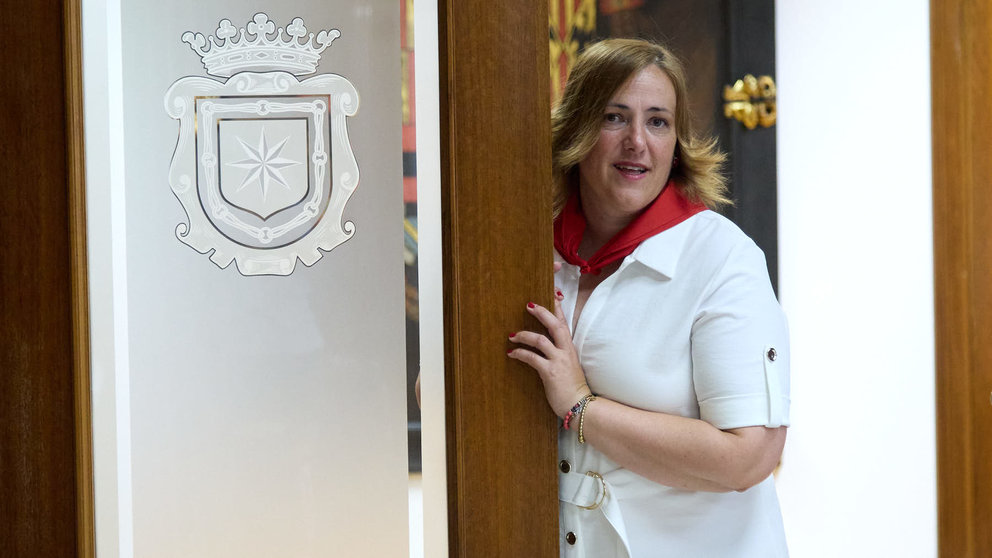 Marta Ruiz de Alda, alcaldesa de Estella, en los momentos previos al chupinazo de inicio de las Fiestas de Estella 2024. IÑIGO ALZUGARAY