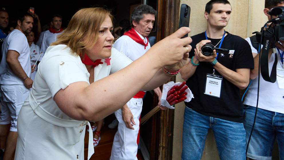 Marta Ruiz de Alda, alcaldesa de Estella, durante el chupinazo de inicio de las Fiestas de Estella 2024. IÑIGO ALZUGARAY