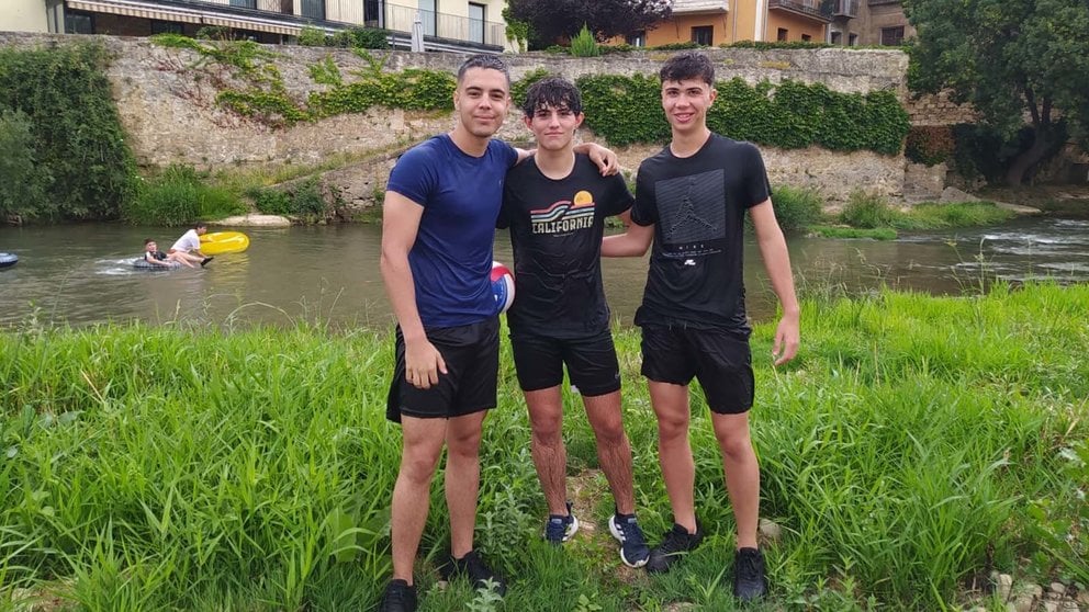 De izq. a dcha, Luis, Sergio e Igor, tres jóvenes de 18 años recién salidos del río Ega en Estella tras el inicio de sus fiestas. NAVARRA.COM