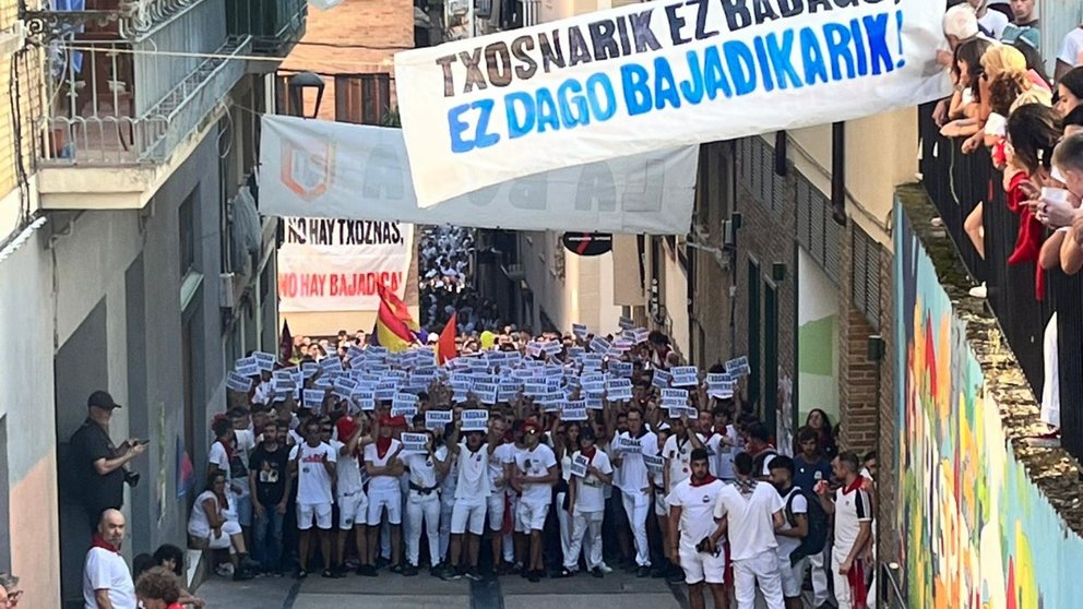 Los abertzales han cortado la calle por la que debía de transcurrir la Bajadica del Puy.