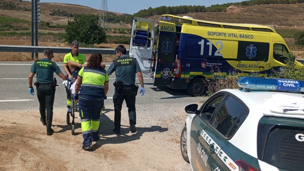 Momento en el que rescatan a un hombre de 75 años tras sufrir un desvanecimiento. GUARDIA CIVIL