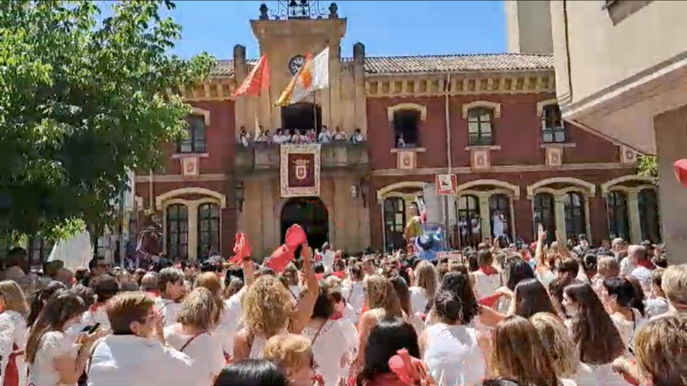 Estella corea el nombre de su alcaldesa ante los ataques de los abertzales. NAVARRA.COM