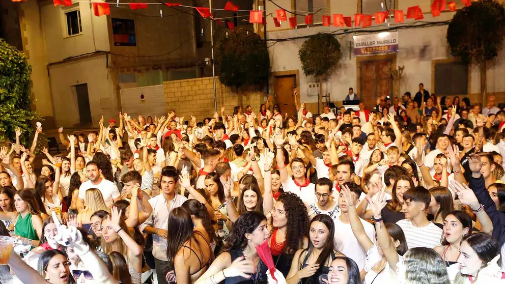 La Orquesta Nueva Etapa pone al p&uacute;blico a bailar en las fiestas de Arguedas. JOS&Eacute; EMILIO FLORIST&Aacute;N